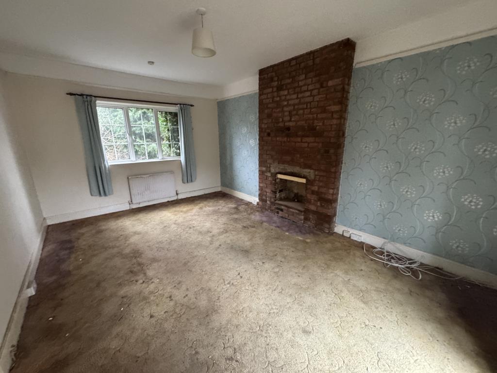 Lot: 116 - TERRACE HOUSE FOR REFURBISHMENT - Living room